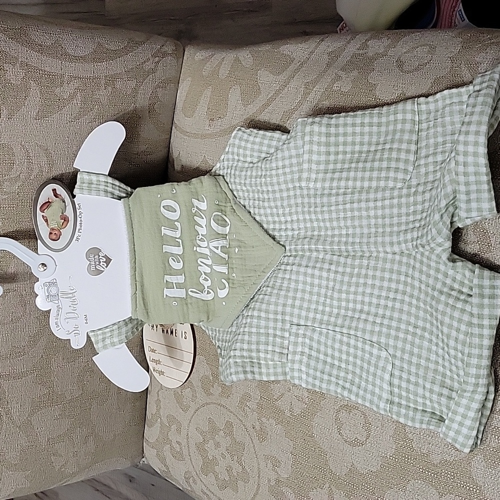 SO DORABLE 3 PC PHOTO OP SET HELLO BONJOUR CIAO NWT